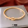 Pulsera de Oro Real de 18K Electrochapada con Cierre de Cruz de Flecha, Diseño Único, Personalidad de Nicho, Joyería Simple y de Lujo Ligero