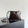 2026 Nova Bolsa de Palha Estilo Saco de Lixo Primavera e Verão Nova Bolsa Feminina Couro Genuíno Nicho Mini Alça de Corda Bolsa Transversal