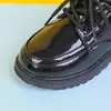 Sapatos Infantis Masculinos de Couro Primavera e Outono 2026 Nova Versão Coreana Estilo Britânico Preto Solado Macio Sapatos para Apresentação Escolar de Aluno do Ensino Fundamental