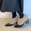Sapatos Peludos de Salto Alto com Bico Fino para Mulheres, Uso Externo, Sapatos de Algodão com Forro de Lã, Novo Estilo Inverno 2026, Sapatos Pequenos de Couro Estilo Britânico, Sapatos de Algodão com Salto Grosso