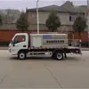 Veículo de pulverização verde totalmente elétrico com tanque espessado e resistente ao desgaste para pulverização multidirecional em operações de saneamento urbano e paisagismo