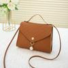 Bolso bandolera fresco y sencillo 2023 nuevo color sólido colgante de perlas repujado regalo para novia cumpleaños bolso cuadrado pequeño