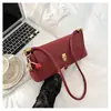 Bolsa Pequena de Axila Francesa de Luxo Leve Transfronteiriça Nova Moda Feminina Nicho Bolsa Baguete de Mão Bolsa de Ombro Único de Alta Qualidade Tendência