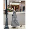 Vestido Plaid Retrô Francês com Gola Quadrada e Mangas Bufantes para Mulheres Verão 2026 Novo Elegante de Alta Qualidade Saia Longa Evasê