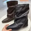 Outono/Inverno 2026 Novas Botas de Cavaleiro Versáteis Botas Longas Femininas Bico Fino Rebites Sola Grossa Botas Longas Botas para Calça Femininas Tendência