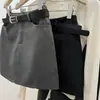 Falda corta de estilo traje gris para primavera y verano para mujer, una pieza moderna y elegante que acentúa los brazos, perfecta para figuras petite, con cintura alta y un efecto adelgazante, creando una elegante silueta en A