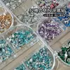 Caixa com 12 Compartimentos de Strass Mini para Nail Art em Resina, Strass Acrílico Coloridos Mistos de Fundo Plano e Formato Irregular para Decoração de Nail Art