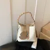 Bolso Cubo Estilo Cesta de Nicho Transfronterizo para Mujer Modelo Nuevo 2026 Bolso de Mano Simple Versátil de Gama Alta Bolso de Hombro Cruzado