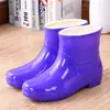 Botas de lluvia de forro polar fijas para mujer, botas de lluvia cortas cálidas, zapatos impermeables, zapatos de goma antideslizantes con forro de algodón para mujer adulta