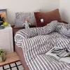 Juego de cuatro piezas de invierno cálido y engrosado estilo coreano ins con puntos y rayas, mezcla de terciopelo de leche, con funda de edredón y sábana de forro polar, 1.8m