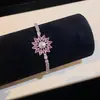 Pulseira geométrica floral oca em formato de diamante de zircônia, um acessório luxuoso e de alta qualidade, uma joia única e estilosa que complementa qualquer look, projetada para mulheres.