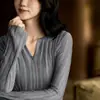 Camisa base de tricô canelado com decote V elegante e sofisticada para mulheres, nova moda versátil de emagrecimento para primavera e outono de 2026