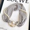 Lenço Quadrado Pequeno de Luxo de Entrada Francês Primavera e Verão Colar de Pérolas Lenço com Fivela Magnética para Preguiçosas Lenço Feminino com Corrente Clavicular