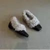 Sapatos peludos femininos com salto grosso, estilo retrô, forrados com fleece, perfeitos para outono e inverno, combinados com uma saia de lã de cordeiro, comprimento até a panturrilha e sapatilhas de bico quadrado.