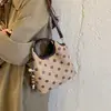 Bolsa de camurça para mulheres, nova coleção de outono 2026, bolsa de ombro de alta qualidade para o dia a dia, grande capacidade, bolsa tipo balde retrô e moderna