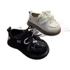 2026 Novos Mocassins Brilhantes Estilo Britânico com Laço de Couro Patenteado para Crianças, Sapatos de Couro para Meninas Princesas com Solas Grossas