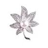 Broche de hoja de arce con perla grande y diamantes de imitación, estilo coreano, con hebilla en el pecho, para mujer, directo de fábrica, una generación de cabello