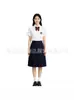 Conjunto de uniforme escolar de estilo universitario, que incluye una camisa blanca, una falda plisada y una corbata, adecuado tanto para estudiantes de secundaria como de preparatoria, y para usar en actuaciones corales a gran escala