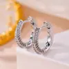 Brinco de orelha de ouro com incrustação de diamante simples, brincos circulares de zircônia com microincrustação requintada, brincos versáteis de luxo leve para o trajeto diário, atacado