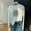 Camiseta de manga larga de nicho, de alta gama, con dobladillo curvo, moderna y elegante, efecto adelgazante, top base para el otoño de 2026