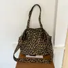 Bolso de lona retro estilo perezoso con estampado de leopardo para mujer, con cremallera, gran capacidad y diseñado como bolso de hombro o bolso cruzado, adecuado para uso casual y para ir al trabajo