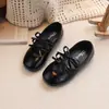 Sapatos Infantis Primavera e Outono 2026 Meninas Doces Sapatos de Princesa com Laço Estilo Coreano Elegantes de Couro Envernizado Sapatos de Moda para Meninas