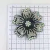 Nuevo accesorio de moda de estilo europeo y americano totalmente de diamantes con un temperamento único y elegante, versátil y lujoso, con un racimo de flores de diamantes rosas y adornos de flores de cinco pétalos