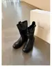 A fábrica está em processo de produção! Sapatos estilo igual ao da Mãe Uva, bico redondo vintage desgastado, botas western de salto grosso de cano médio texturizadas, botas de cavaleiro