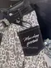 Calça jeans moderna estilo retrô americano com patches de estampa de leopardo para homens e mulheres, novo estilo de primavera, calça larga de perna larga estilo rua solta e curvada