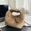 Otoño e Invierno nuevo bolso de mano para mujer bolsa para lonchera bolso bandolera de felpa tipo lana con logo