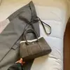 Comercio Exterior Transfronterizo Otoño e Invierno 2025 Nuevo Estilo Bolso de Mano de Alta Gama y Bolso Cruzado con Combinación Retro de Gamuza y Lana de Cordero