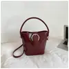 Bolso bandolera y de hombro único, simple y elegante de Shuai Mi Jia, moderno y de alta calidad, nuevo bolso cubo de nicho para mujer primavera 2026