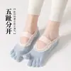 Nuevos calcetines de yoga antideslizantes de encaje y vendaje para mujer, calcetines deportivos de algodón de color liso con tiras cruzadas que absorben el sudor, versión coreana para Pilates y danza