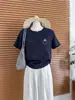 Camiseta de Manga Corta de Algodón Puro con Cuello Redondo y Hombro Derecho, Estilo Nuevo de Verano 2026 para Mujer, Moda Estilo Coreano, Top Negro Estampado