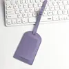 Etiquetas de equipaje de cuero de alta calidad y estilo. Disponible en varios colores. Etiquetas de equipaje de piel sintética con una tarjeta transparente de información de privacidad. Accesorios para equipaje