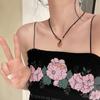 Collar de cuerda negra con colgante tejido con hebilla de seguridad de cristal de fresa para mujer, cadena de clavícula de verano, diseño ligero de lujo de alta gama, cordón Sense