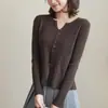 Cardigã de tricô feminino pequeno com decote V, novo casaco suéter de manga longa slim fit para primavera e outono, top versátil de cor sólida
