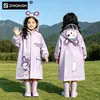 Impermeable infantil con compartimento para mochila, diseñado para que los estudiantes de primaria lo usen en la escuela, proporcionando protección impermeable para todo el cuerpo contra la lluvia intensa, adecuado tanto para niños como para niñas
