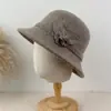 Chapéu de Bacia Quente Feminino Outono e Inverno Elegante Francês Temperamento Chapéu de Feltro de Lã Simples Flor Rosto Emagrecimento Chapéu de Pescador