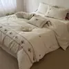 Estilo fresco y sencillo bordado floral juego de cama individual y doble algodón-lino juego de tres o cuatro piezas textil para el hogar