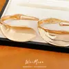 Pulsera abierta de estilo europeo y americano transfronteriza con diseño de hojas plisadas y retorcidas, a la moda y versátil para el uso diario, con un diseño único, joyería para mujer