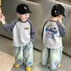 Camiseta básica de algodão puro infantil, blusa infantil de gola redonda color block, estilo primavera e outono, camiseta de manga longa patchwork para meninos, moda outonal tendência