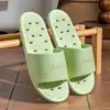 Sandalias y pantuflas simples con agujeros para el baño del hogar de las mujeres antideslizantes para uso en pareja masculinas para bañarse hotel casa de huéspedes pantuflas al por mayor