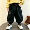 Calça de moletom nova e moderna para crianças para primavera e outono, calça jogger casual folgada para bebês e crianças pequenas, calça esportiva longa folgada para bebês meninos, roupas infantis
