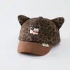 Gorra de béisbol moderna para niños y bebés con orejas de estampado de leopardo y diseño de gato de dibujos animados