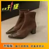 Botas de Cano Curto Elegantes com Bico Fino e Salto Grosso Design de Nicho Versátil Confortáveis Botas Martin Femininas Chegada Nova Outono/Inverno 2026