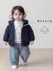 Conjunto de invierno para niña con chaqueta de moño, abrigo acolchado de algodón de lunares, prenda interior y jeans - un conjunto de tres piezas para el invierno
