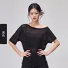 Ropa de yoga para mujeres petite, con un ambiente brumoso y relajado, corte holgado, diseño de cuello inclinado, tejido ligero y transpirable, perfecta para un look veraniego relajado