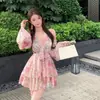 Vestido Versátil Estampado de Recogido en la Cintura Puro y Deseo para Mujer Cuello en V Falda Corta Adelgazante Vestido de Atmósfera y Versátil Moda