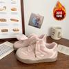 Zapatos blancos de suela gruesa con forro polar Explosions para mujer, zapatillas retro cálidas de invierno 2024, nuevos zapatos de algodón de nicho para todo tipo de combinaciones.